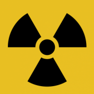 A radioaktív sugárzásoknak három fajtáját különböztetjük meg: , , és sugárzást. Az részecskéknek fajlagosan nagy az ionizáló képességük radioaktív sugárzás mérése,A radon elssorban leányelemein keresztül fejti ki egészségkárosító hatását, hiszen azok a tüdben található hörgk falára rakódnak, és - sugárzásuk révén növelik a tüdrák kialakulásának kockázatát. A -bomlás során kisebb energiájú elektron távozik, amelynek már nagyobb a hatótávolsága is. A radioaktív bomlási sorok mindegyikében találunk gamma-sugárzó izotópot. Az 238U esetében (1. ábra) a legfontosabb gamma sugárzó a 214Pb és 214Bi, a 232Th bomlási sorában (2. ábra) pedig a 212Pb, 212Bi és a 208Tl bocsájtja ki a legjelentsebb gamma-sugárzást. A 40K szintén gamma sugárzó. A gamma sugárzás átlagos hatótávolsága fordítottan arányos az anyag srségével, továbbá a gamma energia csökkenésével csökken.