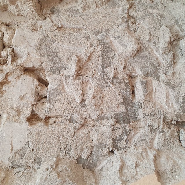 A gázszilikát úgy készül, hogy valamilyen adalékanyagot összekevernek vízzel, mésszel és/vagy cementtel, majd speciális alumíniumpasztát adagolnak hozzá. Az alumínium reakcióba lép a vízzel, és hidrogén gáz (ezért hívták régebben gázbetonnak) fejlődik, ami felfelé vándorolva megduzzasztja az anyagot – olyan ez, mint a kelt tészta kelesztése. A hidrogén nem marad az anyagban, azonban a helyén keletkezett üregek, pórusok (ezért hívják mostanában pórusbetonnak) biztosítják a gázszilikát-pórusbeton „könnyűségét”, és ezáltal a jó hőszigetelő képességet. Az YTONG sejtbeton falazóanyagok gyártása néhány éve kezdődött meg hazánkban, a gyengébb minőségű korábbi sejtbeton (gázbeton) termékek kiváltására.